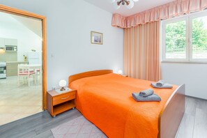 2 bedrooms, free WiFi, bed sheets - Charming flat just 400 metres from the beach with large pool, private terrace, barbecue, sun loungers (Porec)