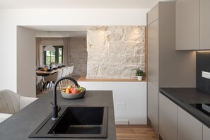 Réfrigérateur, micro-ondes, plaque de cuisson, lave-vaisselle