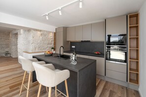 Réfrigérateur, micro-ondes, plaque de cuisson, lave-vaisselle