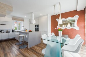 Refrigerador, microondas, placa de cocina, lavavajillas