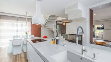 Fridge, microwave, stovetop, dishwasher