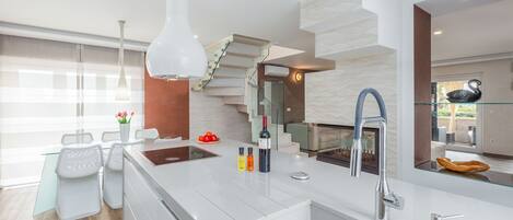 Réfrigérateur, micro-ondes, plaque de cuisson, lave-vaisselle