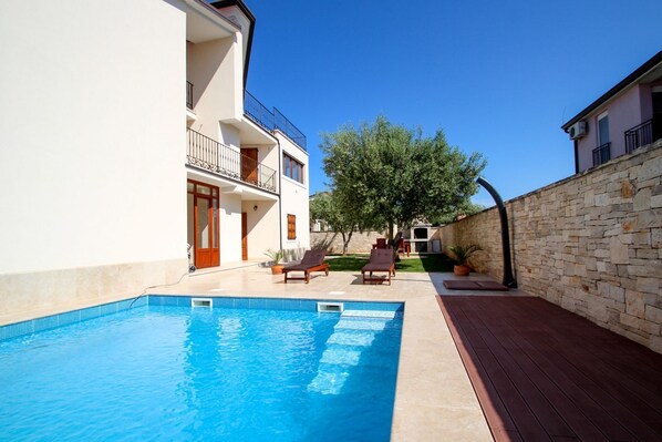 Pool - Picturesque flat with pool, private terrace, washing machine, BBQ, loungers (Novigrad)