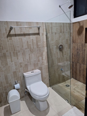 Comfort Studio Suite, Patio | Bathroom | Towels, soap, shampoo, toilet paper - Casa Yaxche (Valladolid)