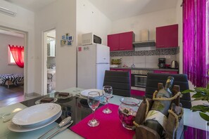 Frigorífico, placa de cocina, cafetera o tetera y tostadora