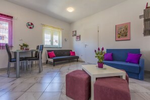 Living area - Charming dog-friendly flat with private balcony, playground, barbecue (Crikvenica)