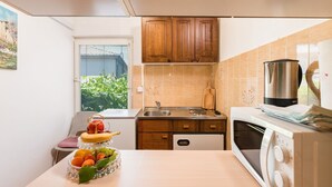 Private kitchen - Cosy flat just 200 metres from the sandy beach with sea views, barbecue, air conditioning (Crikvenica)