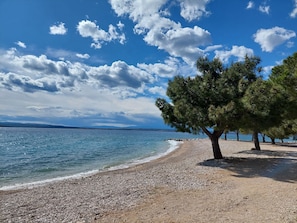 On the beach - Tranquil flat just 100 metres from the beach with private terrace, parking space (Crikvenica)