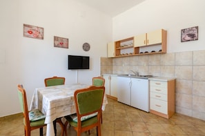 Dining - Tranquil flat just 100 metres from the beach with private terrace, parking space (Crikvenica)