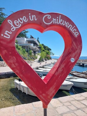 Marina - Tranquil flat just 100 metres from the beach with private terrace, parking space (Crikvenica)