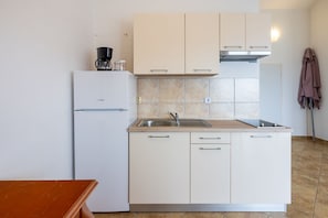 Refrigerador, parrilla de estufa y cafetera y tetera 