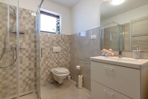 Dusche, Haartrockner, Handtücher