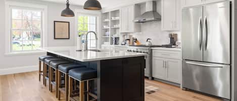 Refrigerador, microondas, horno, placa de cocina