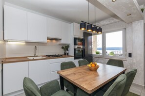 Fridge, microwave, stovetop, dishwasher