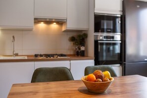 Fridge, microwave, stovetop, dishwasher