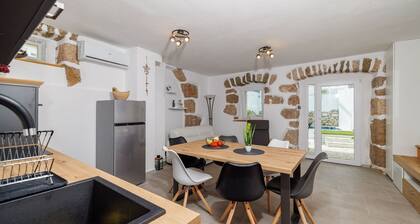 Picturesque stone house with private pool, BBQ, washing machine, loungers, air-conditioned bedrooms