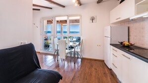 A compact living space with a dining area, kitchenette, and a balcony with a view. - Impressive flat just 500 metres from the beach with sea views, flat-screen TV on the balcony, BBQ (Dramalj)