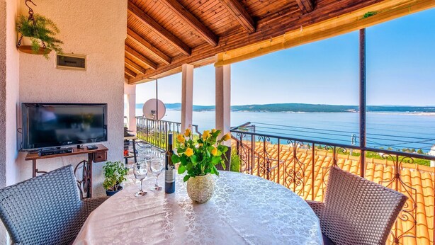 A terrace with a table set for dining, a TV, and a view of the sea. - Impressive flat just 500 metres from the beach with sea views, flat-screen TV on the balcony, BBQ (Dramalj)