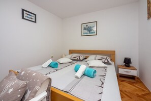 1 bedroom, free WiFi, bed sheets - Stunning seafront flat with sea view, air conditioning, WiFi (Novi Vinodolski)