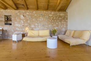 DVD player, books - Unique Mediterranean stone house with sea view, chill-out area, bike, BBQ, WiFi (Grižane)