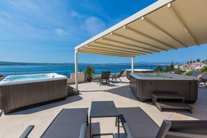 Terrace/patio - Exquisite flat just 100 metres from the beach with sauna, whirlpool, sea view (Dramalj)