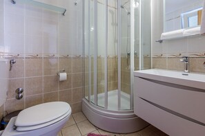 Een douche, handdoeken