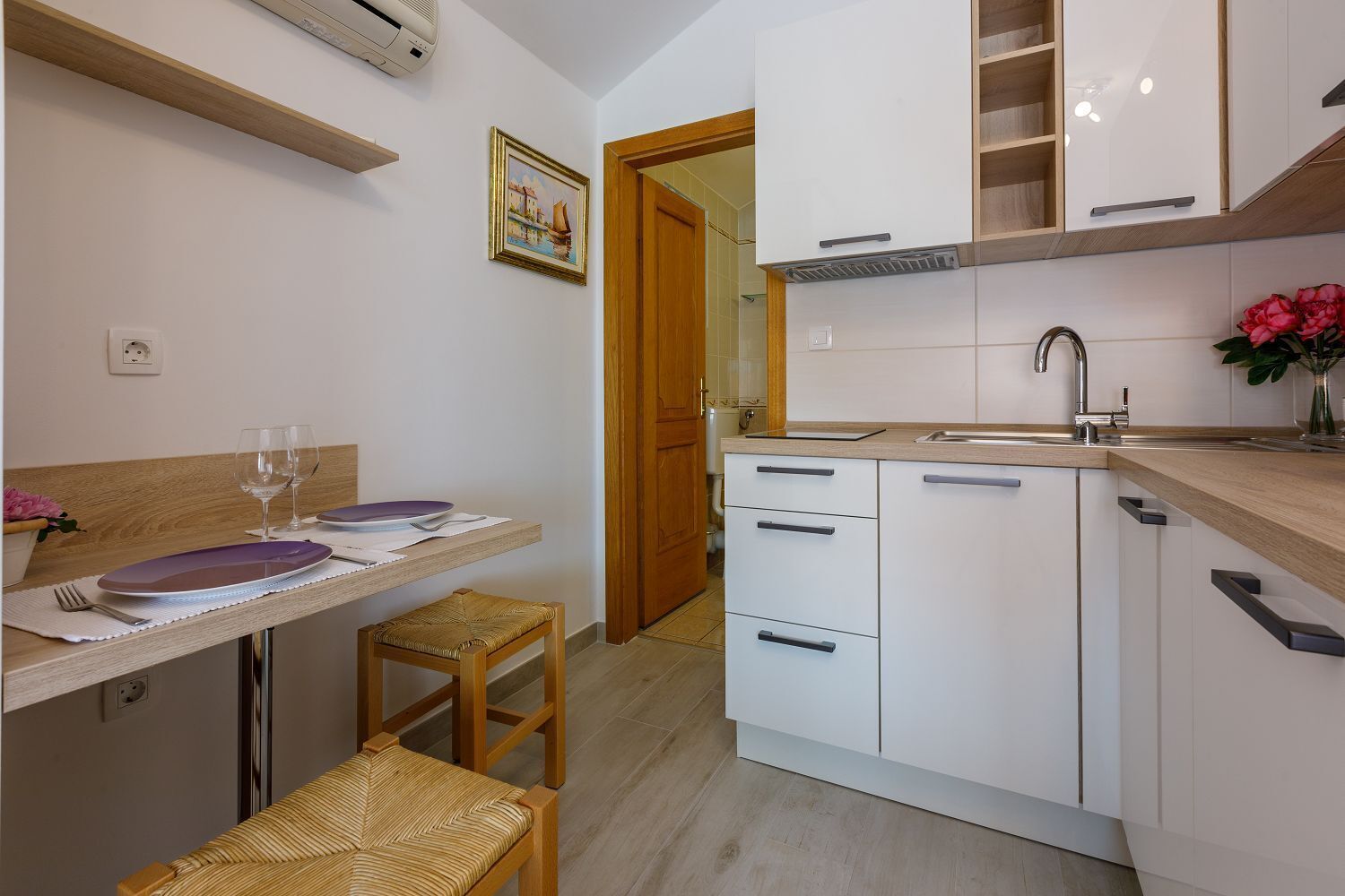 Coffee/tea maker, fridge, microwave, stovetop