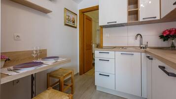 Coffee/tea maker, fridge, microwave, stovetop