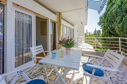 Helles Apartment nur 190 Meter zum Strand mit Meerblick, privater Terrasse, WiFi