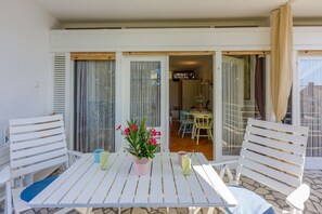 屋外ダイニングエリア