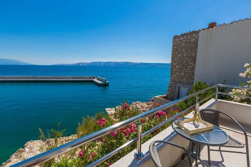 Einzigartiges Apartment direkt am Privatstrand mit privatem Balkon, Klima, Meerblick, WiFi