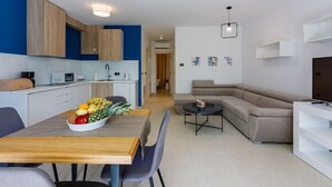 Eine moderne Wohnung mit Küche, Essbereich und Wohnzimmer.