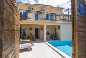 A heated pool - Charming villa with heated private pool, BBQ, playground, washing machine (Tribalj)