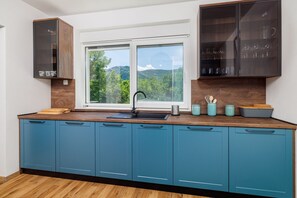 Kylskåp, mikrovågsugn, spishäll och diskmaskin