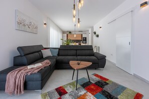 Living area - Fantastic holiday home with private pool, BBQ, air-conditioned bedrooms, outdoor shower, washing machine (Grižane)