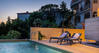 Exquisites Apartment direkt am Meer mit Pool, Meerblick, privater Balkon, Liegen