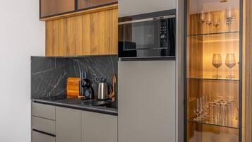 Refrigerador, microondas, parrilla de estufa y cafetera y tetera