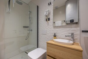 Shower, hair dryer, towels
