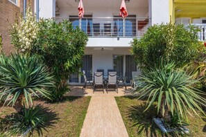 Terrace/patio - Charming villa just 500 metres from the beach with sea views, private pool, barbecue, washing machine (Novi Vinodolski)