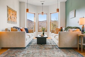 TV connectée, jeux vidéo, baby-foot, livres