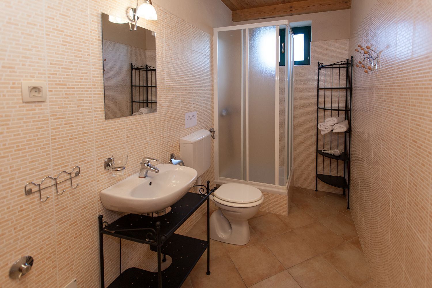 Une salle de bain avec un lavabo, des toilettes et une douche.