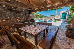 Outdoor dining - Mediterranean stone villa with sauna, private pool, 8 air conditioning units, barbecue - dog-friendly (Bribir)