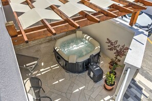 Terrace/patio - Fantastic villa just 300 metres from the beach with heated pool, whirlpool, table football, barbecue (Novi Vinodolski)