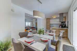 Dining - Fantastic villa just 300 metres from the beach with heated pool, whirlpool, table football, barbecue (Novi Vinodolski)
