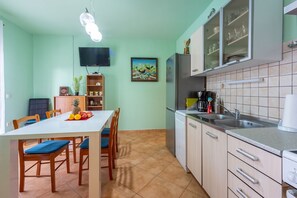 Fridge, microwave, stovetop, dishwasher - Dog-friendly holiday home with playground, private pool, table football, charcoal barbecue (Grižane)