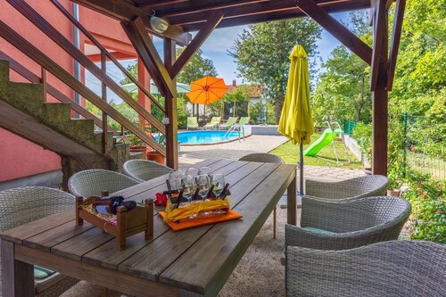 Hundefreundliches Ferienhaus mit Spielplatz, Privatpool, Kicker, Holzkohlegrill