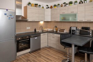 Réfrigérateur, micro-ondes, plaque de cuisson, lave-vaisselle