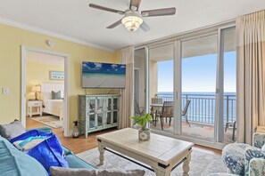 公寓客房, 多張床, 陽台, 海景 (Emerald Beach Resort 1431) | 起居區 | 42-吋平面電視，提供數位頻道