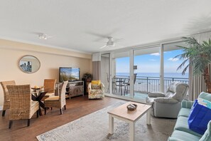 コンドミニアム ベッド (複数台) バルコニー オーシャンビュー (Emerald Beach Resort 234) | リビング エリア | 42 インチの薄型テレ��ビ (デジタル放送視聴可)