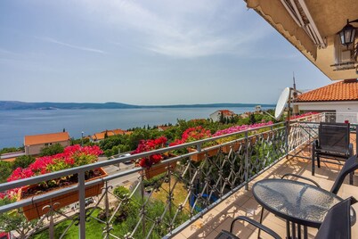 Modern flat just 300 metres from the beach with sea views, pool, barbecue - dog-friendly